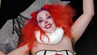 Das sexy gruselige Clownmädchen Pennywise fickt sich selbst und spritzt ab