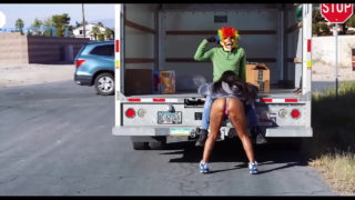 Το U-Haul Mover γαμάει το Cali Caliente στο πίσω μέρος του φορτηγού του