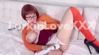 Velma Bermain Dengan Hitachi Dan Squirts Larkin Love Cosplay