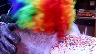 Victoria Cakes își transformă fundul gras într-un tort de către Gibby The Clown