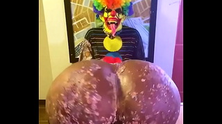 Victoria Cakes offre à Gibby le clown un super cadeau d'anniversaire