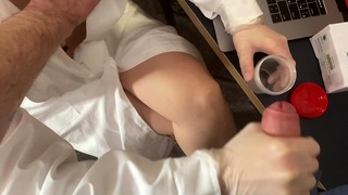 Υπηρεσία Vip. Η νοσοκόμα πήρε ένα δείγμα σπέρματος από έναν πελάτη