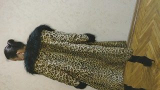 Азіатська Сіссі ледібой у сексуальному леопардовому пальто та леопардовому костюмі та на високих підборах, демонструючи своє сексуальне тіло