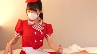 Japanse schattige serveerster geeft een man een handjob