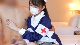 Japońska pielęgniarka robi facetowi ręczną robotę, pokazując majtki