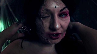 JOI Wichsanleitung mit Strap-On – Dominierende Horrorhexe beim Dirty Talk – Milf Arya Grander