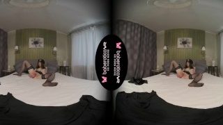 Solo Gal, Monica đang thủ dâm với máy rung, trong VR