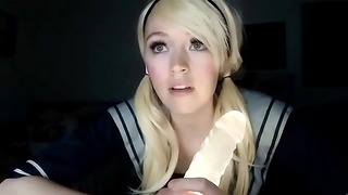 Adorable Fille Pâle Aime Se Pratiquer À Gober Des Penis