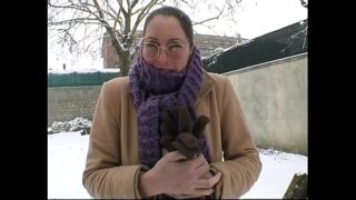 El Hombre Enmascarado Que Se Beneficia A Esta Inocente Chica