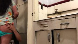 El Vecino Me Pide Una Herramienta Prestada Y Ahi Me Amenaza Para Dejarme Chupar Mi Puchita.