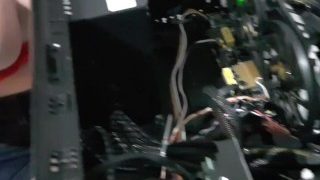 Gamer Girl repariert Computer – Nip Slip