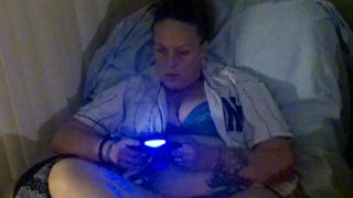 Gamer Girl καπνίζει τσιγάρα με σουτιέν και εσώρουχα, μέρος 7 από κοντά Επισκεφτείτε το κανάλι της για άλλα βίντεο