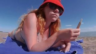 Ingwer-Rotschopf Milf Rauchende Iqos-Zigarette im Badeanzug am Strand