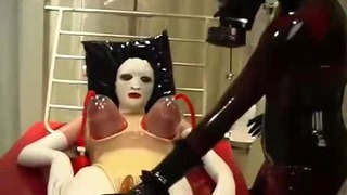 Leczenie ciężkim odsysaniem gumy z dużymi piersiami w sali klinicznej – Femdom Kochanka maski gazowej i jej niewolnik