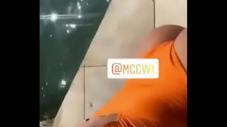 Helen Pales Rebolando De Maiô Laranja