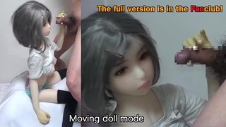 Eu estava animado com a boneca que se movia automaticamente e ejaculei muito.