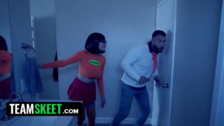 Jinkies! Velma e Fred estão tentando resolver um mistério em uma casa assustadora, mas em vez disso eles fodem