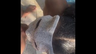 Gemaskerde ebony geeft slordige pijpbeurt buiten in het zwembad POV Zwarte Becky
