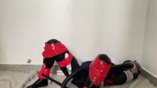 Nana Fetish Girl em maiô com máscara de gás e orgasmo em auto-escravidão