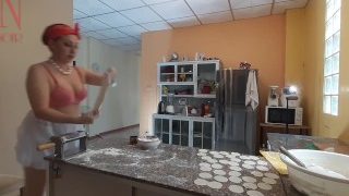 Nudist husholderske Regina Noir matlaging på kjøkkenet. Naken hushjelp lager dumplings. Nakne kokker BH1