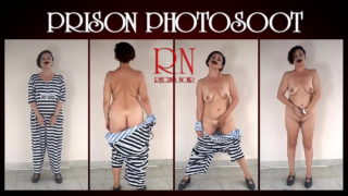Fotografování Ve Vězení. Zadržená dáma je vězeň ve věznici. Je stvořena, aby se svlékla před kamerou. Cosplay. Úplný