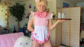 Pussy Boy Maid versucht, die Fassung zu bewahren, während sie maschinell gefickt wird
