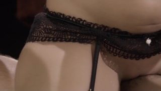 La cameriera sexy Lucy Li scopa erotica con un ragazzo mascherato -