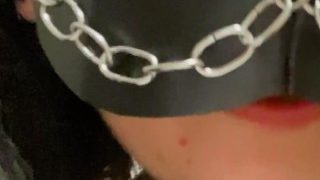 Dulce chica con cola astuta BDSM Máscara quiere follar