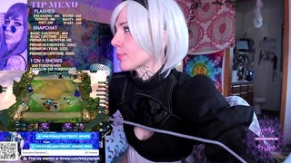 2B plays TFT and Mukbang? :o