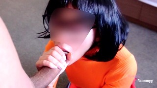 Velma tira sus anteojos por accidente y tiene un descuido, velma chupando una gran verga y penetrada