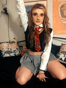 Hermione Granger se frota el clítoris, se folla su varita mágica, mueve un poco el culo, monta y folla su consolador antes de chuparlo.