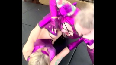 Sindel v Sindel Mortal Kombat Hot Girl Tussle Lift & Carry